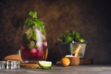 Çilekli, limonlu, naneli, romlu ve buzlu mojito kokteyli..