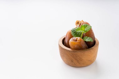 Beyaz arka planda, tahtadan tepside kurumuş meyveler.. 