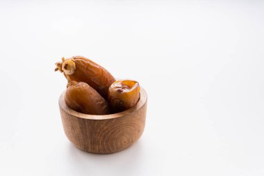 Beyaz arka planda, tahtadan tepside kurumuş meyveler.. 