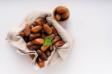 Kurumuş meyveler ahşap tepside, yumuşak peçeteler beyaz arka planda izole edilmiş.. 