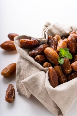 Kurumuş meyveler ahşap tepside, yumuşak peçeteler beyaz arka planda izole edilmiş.. 