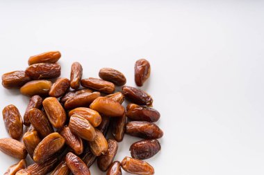 İzole edilmiş beyaz arkaplanda taze kurutulmuş meyveler. 