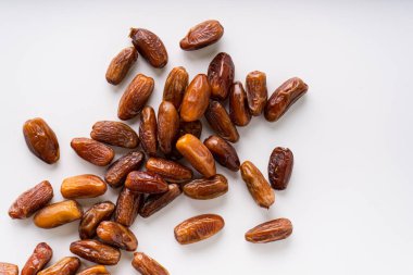 İzole edilmiş beyaz arkaplanda taze kurutulmuş meyveler. 