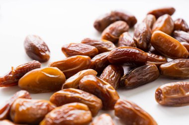 İzole edilmiş beyaz arkaplanda taze kurutulmuş meyveler. 