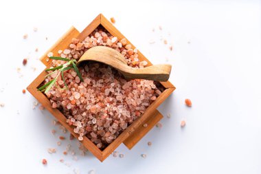 Himalaya pembe tuzu ahşap kutuda, beyaz zemin üzerinde izole edilmiş, kopyalama alanı ile.