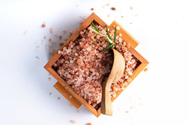 Himalaya pembe tuzu ahşap kutuda, beyaz zemin üzerinde izole edilmiş, kopyalama alanı ile.