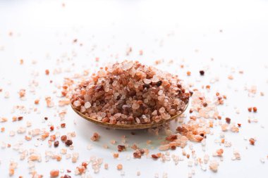 Himalaya pembe tuzu Himalaya 'dan baharatlı ve beyaz arka planda kopyalanmış bir bitkidir.