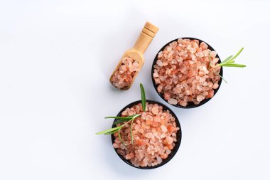 Himalaya pembe tuzu Himalaya 'dan baharatlı ve beyaz arka planda kopyalanmış bir bitkidir.