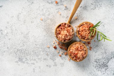 Himalaya pembe tuzu, beyaz soyut arka planda izole edilmiş ve kopyalama alanı olan ottur.