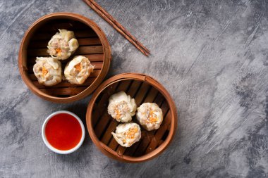 Çin buğulama köfteleri ya da bambu tenceresinde koyu soyut arka planda Dim Sum.