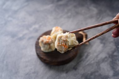 Çin buğulama köfteleri ya da bambu tenceresinde koyu soyut arka planda Dim Sum.