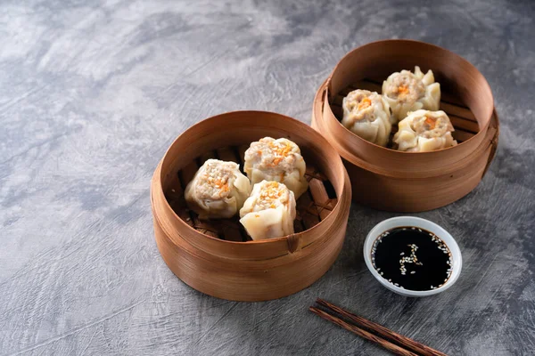 Chinese Steamed Dumplings Dim Sum Bamboo Steamer Dark Abstract Background — Stock Photo, Image