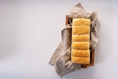 Taze pişmiş brioche yumuşak ve yumuşak çörek beyaz ekmek ya da süt ekmeği. izole edilmiş beyaz arkaplan