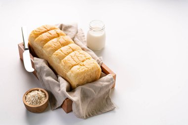 Taze pişmiş brioche yumuşak ve yumuşak çörek beyaz ekmek ya da süt ekmeği. izole edilmiş beyaz arkaplan