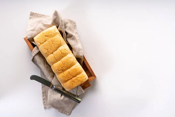 Taze pişmiş brioche yumuşak ve yumuşak çörek beyaz ekmek ya da süt ekmeği. izole edilmiş beyaz arkaplan