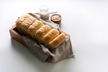 Taze pişmiş brioche yumuşak ve yumuşak çörek beyaz ekmek ya da süt ekmeği. izole edilmiş beyaz arkaplan