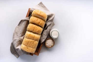 Taze pişmiş brioche yumuşak ve yumuşak çörek beyaz ekmek ya da süt ekmeği. izole edilmiş beyaz arkaplan