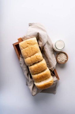 Taze pişmiş brioche yumuşak ve yumuşak çörek beyaz ekmek ya da süt ekmeği. izole edilmiş beyaz arkaplan