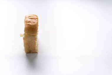 Taze pişmiş brioche yumuşak ve yumuşak çörek beyaz ekmek ya da süt ekmeği. izole edilmiş beyaz arkaplan