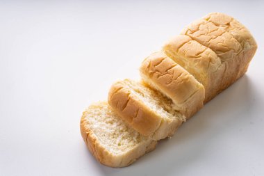 Taze pişmiş brioche yumuşak ve yumuşak çörek beyaz ekmek ya da süt ekmeği. izole edilmiş beyaz arkaplan