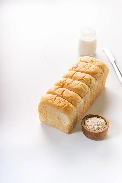 焼きたてのブリオッシュソフトとふわふわパン白パンまたはミルクパン 隔離された白い背景 — ストック写真
