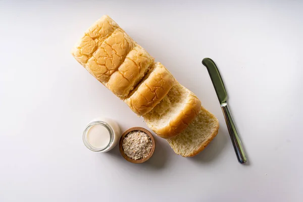 Taze pişmiş brioche yumuşak ve yumuşak çörek beyaz ekmek ya da süt ekmeği. izole edilmiş beyaz arkaplan