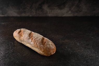 Fotokopi alanı olan, rustik arka planda taze ev yapımı ekmek ekmeği. Ekmek hamurlu mini baget ekmeği.