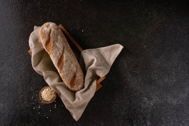 Fotokopi alanı olan, rustik arka planda taze ev yapımı ekmek ekmeği. Ekmek hamurlu mini baget ekmeği.