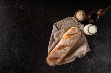 Fotokopi alanı olan, rustik arka planda taze ev yapımı ekmek ekmeği. Ekmek hamurlu mini baget ekmeği.