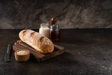 Fotokopi alanı olan, rustik arka planda taze ev yapımı ekmek ekmeği. Ekmek hamurlu mini baget ekmeği.