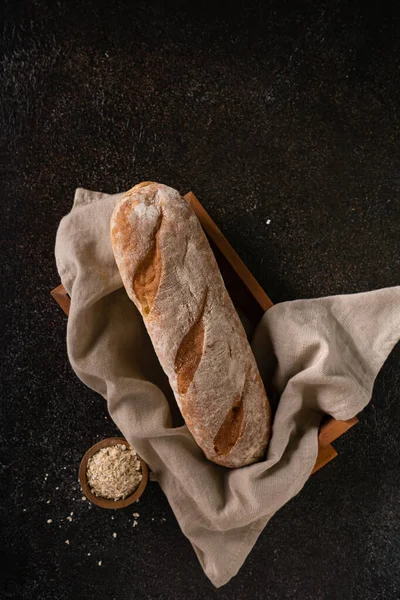 Świeże Domowe Rzemieślnicze Bochenki Chleba Bagietkowego Rustykalnym Tle Przestrzenią Kopiowania — Zdjęcie stockowe