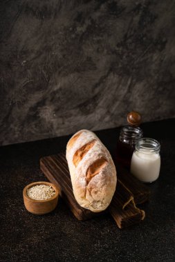 Fotokopi alanı olan, rustik arka planda taze ev yapımı ekmek ekmeği. Ekmek hamurlu mini baget ekmeği.