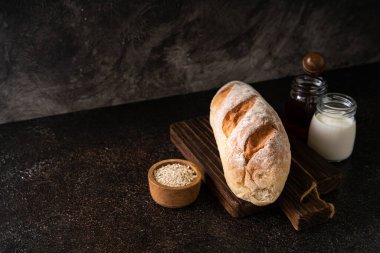 Fotokopi alanı olan, rustik arka planda taze ev yapımı ekmek ekmeği. Ekmek hamurlu mini baget ekmeği.