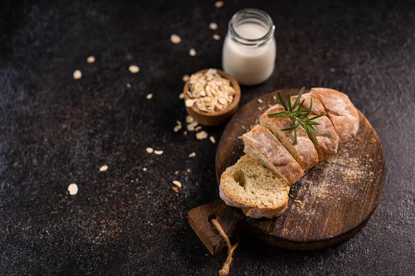 木製のコースターや素朴な背景にスライスしたバゲットパン 職人の生地パン — ストック写真