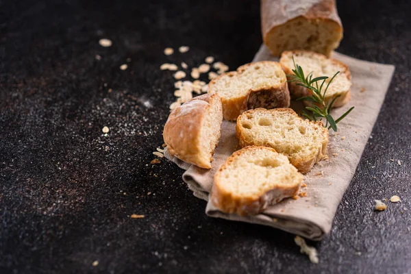 Tahta Bardak Altlığı Kırsal Arka Planda Dilimlenmiş Baget Ekmeği Esnaf — Stok fotoğraf