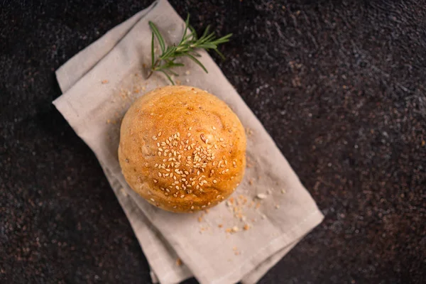 ขนมป าตาลโฮมเมดท เมล ดงาบนพ นหล งชนบท ขนมป างฝ อเพ ขภาพ — ภาพถ่ายสต็อก