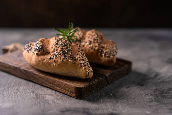 ナプキンと抽象的なテーブルの上に新鮮な自家製パン全粒粉バゲット 生地パン — ストック写真
