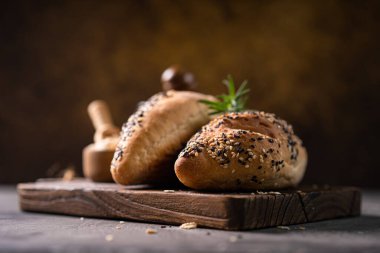 Peçete ve soyut masa üzerinde taze ev yapımı ekmekli tam buğday ekmeği. Ekmek