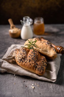 Peçete ve soyut masa üzerinde taze ev yapımı ekmekli tam buğday ekmeği. Ekmek