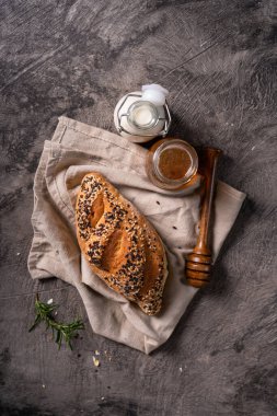 Peçete ve soyut masa üzerinde taze ev yapımı ekmekli tam buğday ekmeği. Ekmek