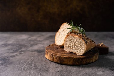Taze ev yapımı ekmek ekmeği baget ekmeği beyaz süt ve kır tahtası ve soyut masa üzerinde bal. Ekmek