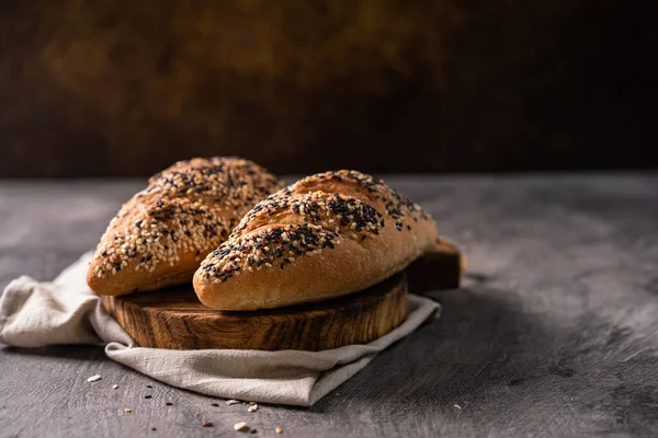 Čerstvý Domácí Chléb Celozrnná Bageta Bílého Mléka Medu Rustikální Dřevěné — Stock fotografie