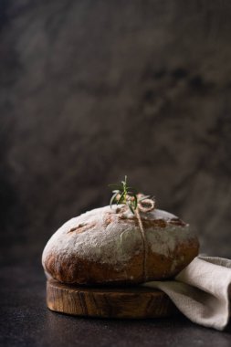 Koyu kırsal arka planda taze organik ciabatta ekmeği. mayalı ekmek