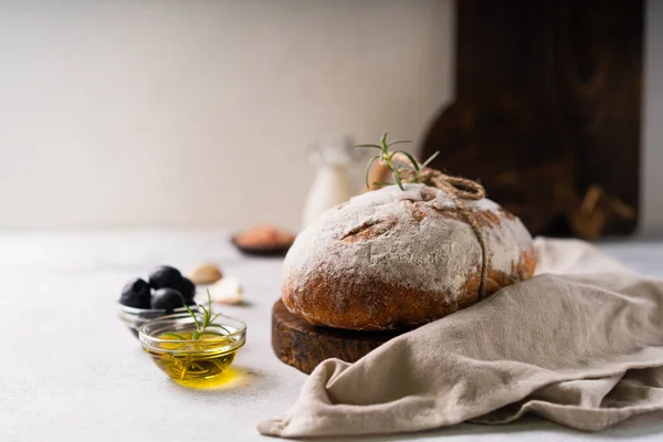 Świeże Organiczne Domowe Rzemieślnicze Chleb Ciabatta Ziół Oliwy Oliwek Oliwek — Zdjęcie stockowe