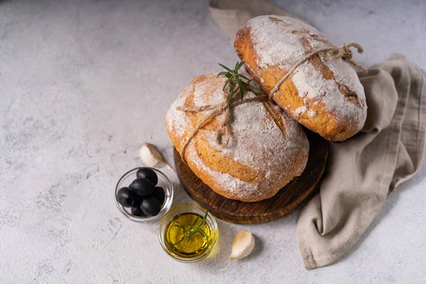 Taze Organik Ciabatta Ekmeği Otlar Zeytinyağı Beyaz Kırsal Arka Planda — Stok fotoğraf