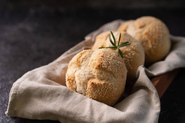 Taze pişmiş ekmek hamuru susam tohumlu sesambrtchen ekmeği. Esnaf fırını.