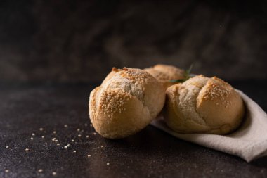 Taze pişmiş ekmek hamuru susam tohumlu sesambrtchen ekmeği. Esnaf fırını.