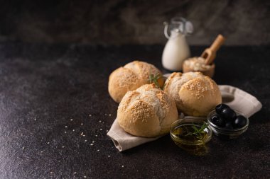 Taze pişmiş ekmek hamuru susam tohumlu sesambrtchen ekmeği. Esnaf fırını.