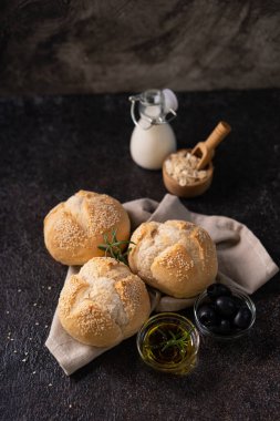 Taze pişmiş ekmek hamuru susam tohumlu sesambrtchen ekmeği. Esnaf fırını.