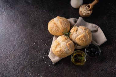 Taze pişmiş ekmek hamuru susam tohumlu sesambrtchen ekmeği. Esnaf fırını.